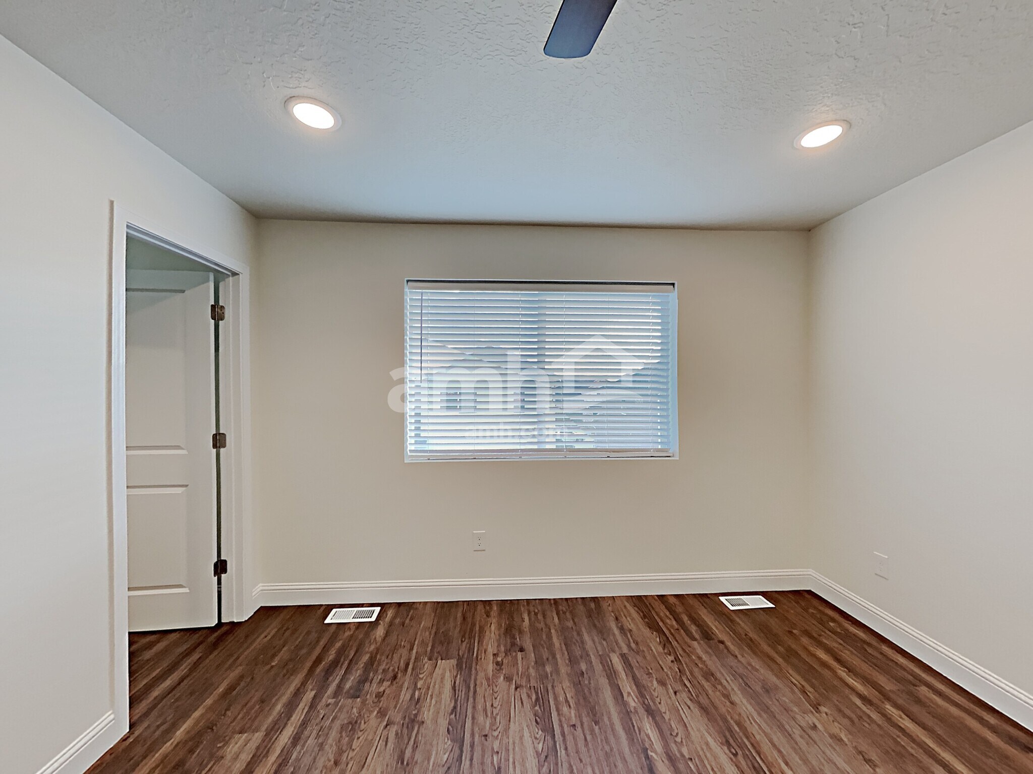 Building Photo - 2440 E Surry Way