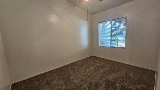 Building Photo - Great SW Location