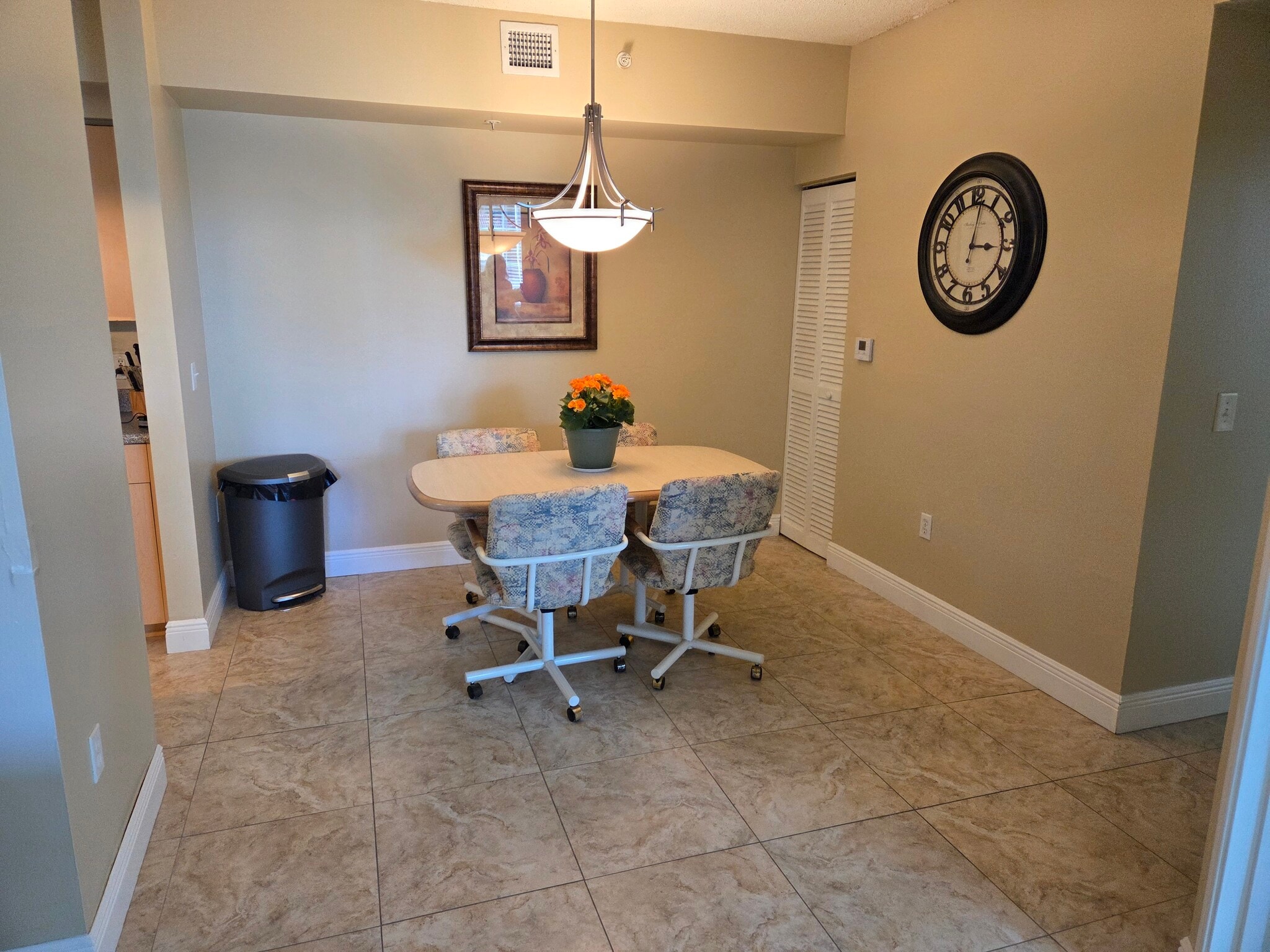 Dinette - 1235 Reserve Way