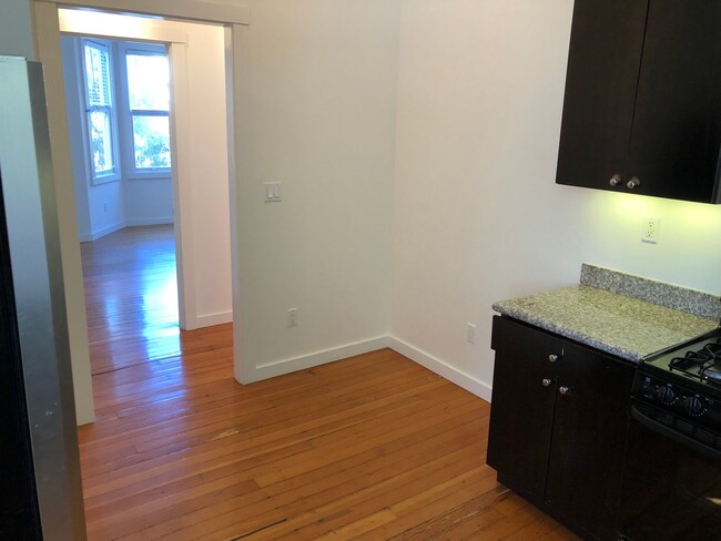 Building Photo - Huge top floor SF flat w/hardwood floors, ...