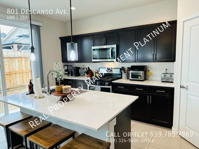 Building Photo - $300 MOVE IN BONUS $2,450 Bullard & DeWolf...