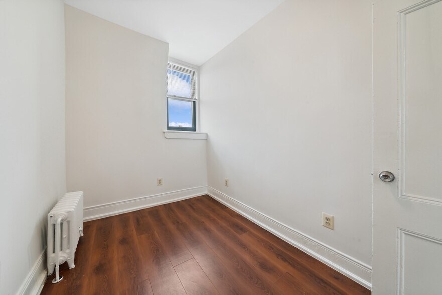 Building Photo - 591 Bramhall Ave