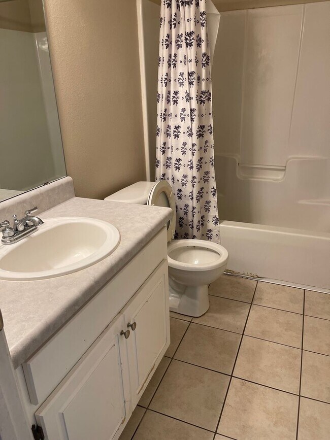 Building Photo - MOVE IN SPECIAL - 1 WEEK FREE RENT - MINUT...
