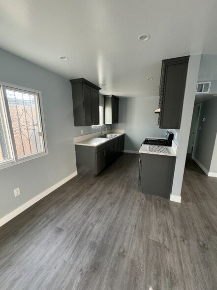 Building Photo - 3232 W 99th St