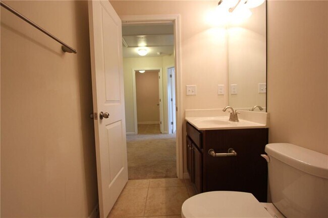Building Photo - 2132 Greencrest Cir