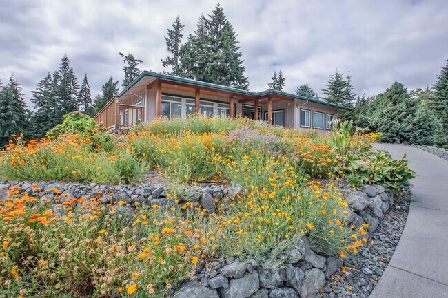 Building Photo - Country Home on Acreage and Pet Friendly!