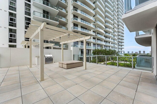 Building Photo - 220 Lake Shore Dr