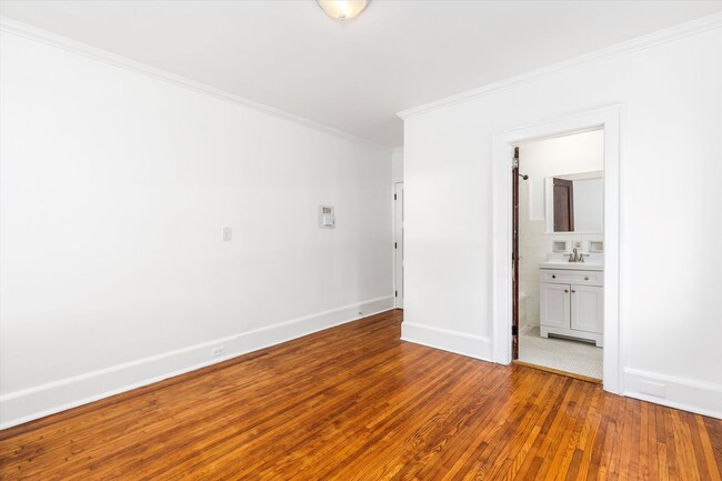 Building Photo - Bright 2BR Condo in Bloomfield – Prime Loc...