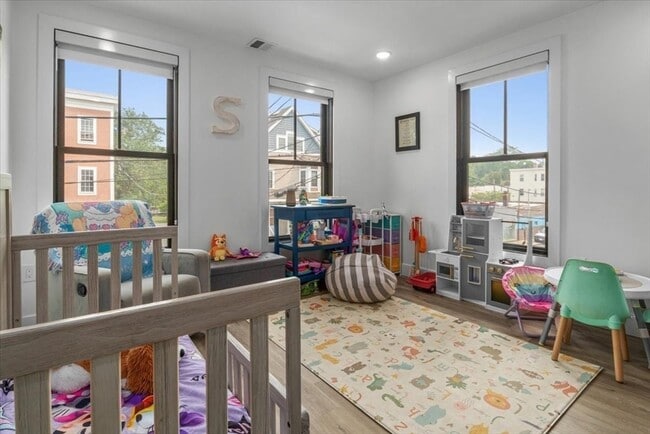 Building Photo - 173 Magnolia St