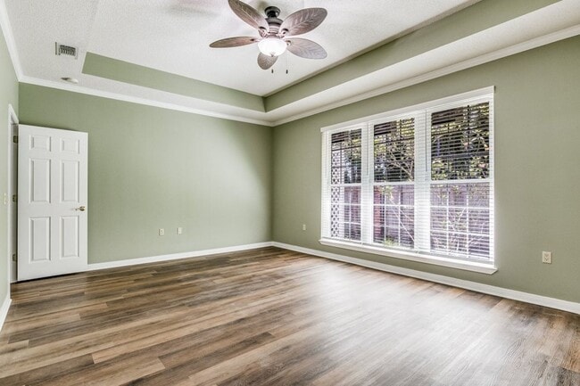 Building Photo - Great Home in the Tiger Point community of Champions Green!