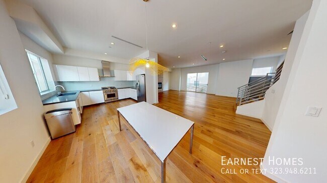 Building Photo - 1715 Armacost Ave