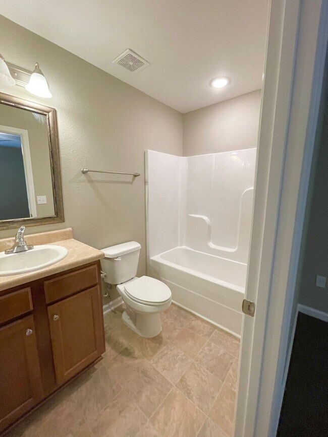 Building Photo - 3/3 condo convenient to FSU, FAMU, TCC, re...