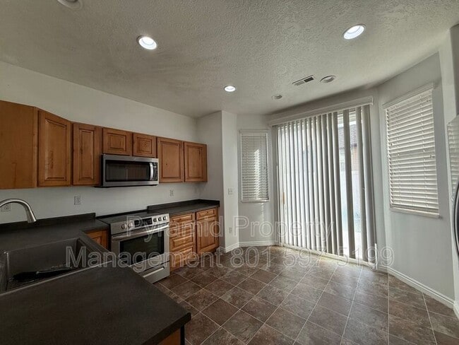 Building Photo - 732 Skipton Dr W