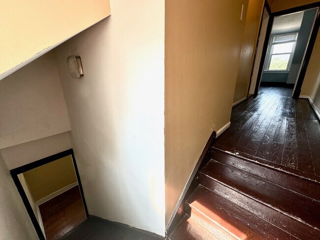 Building Photo - 4 Bed/2 bath UC Rental On Victor + Parking...