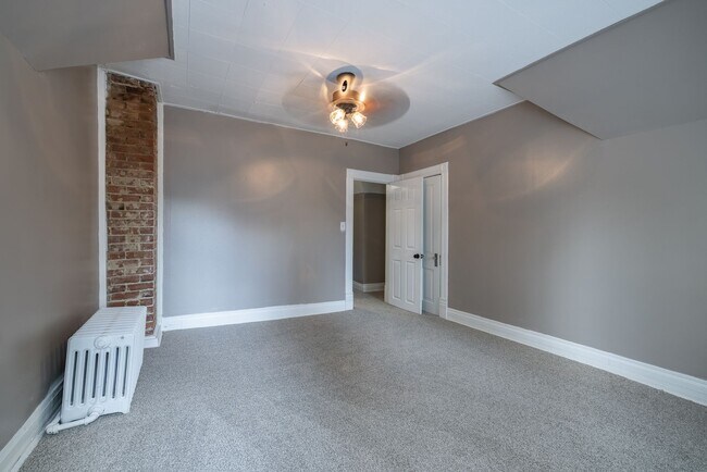 Building Photo - 5 Bedroom 2.5 Bath Midtown Home