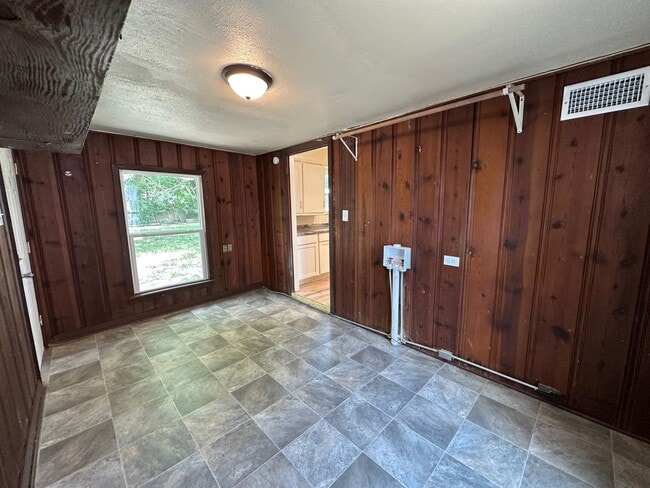 Building Photo - 3909 Roselawn Dr
