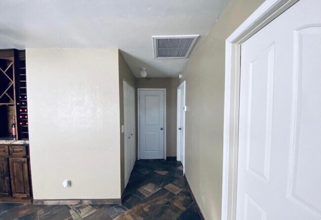 Building Photo - 1522 E 9th St