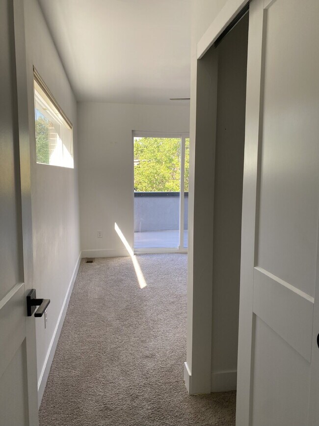 Building Photo - Beautiful, newer (2024) townhome in the de...