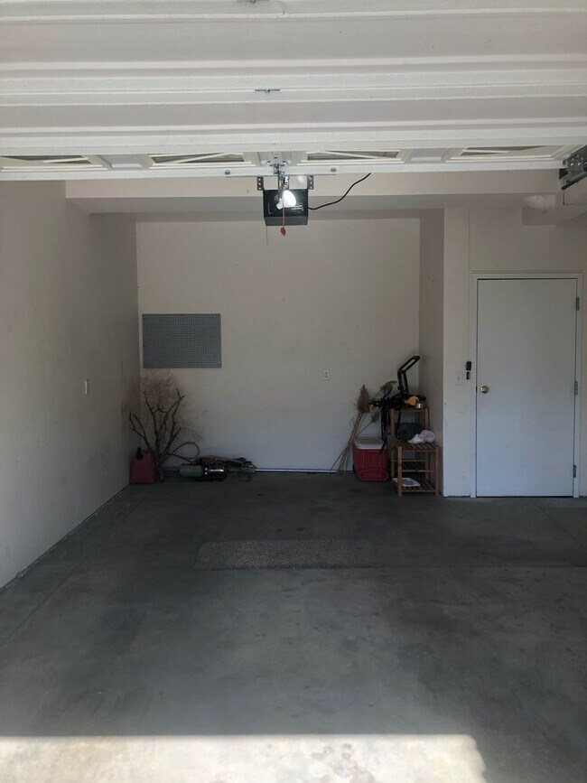 Building Photo - Fully Furnished Lakefront Condo!! 6 Month Lease Available!