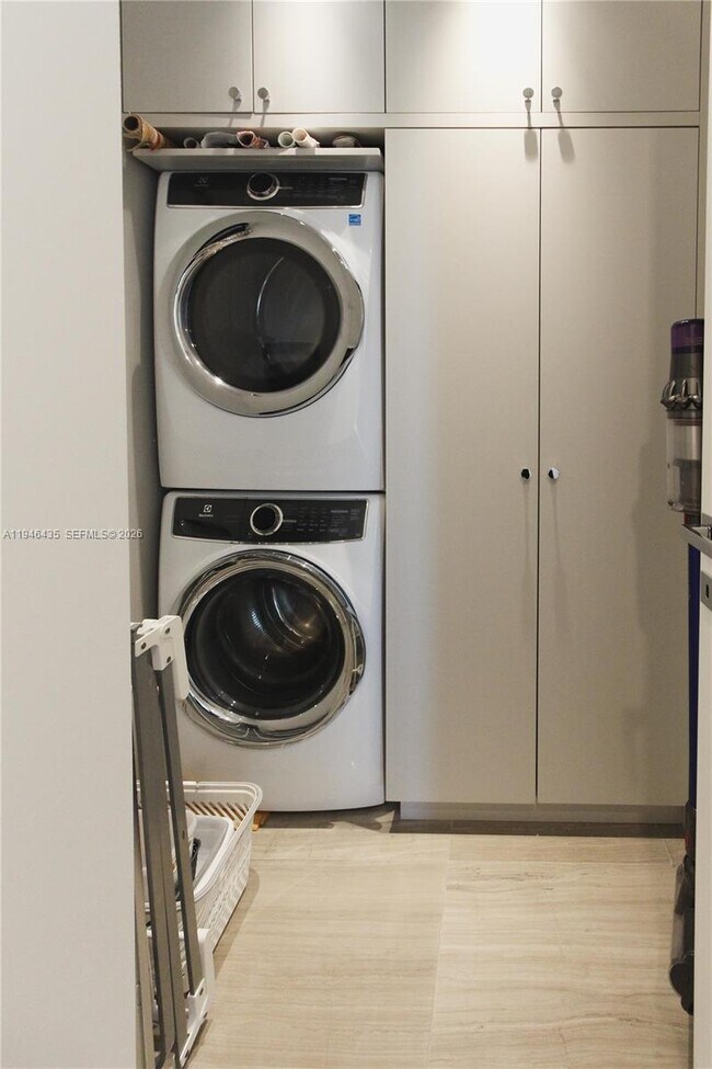 Building Photo - 6901 Collins Ave