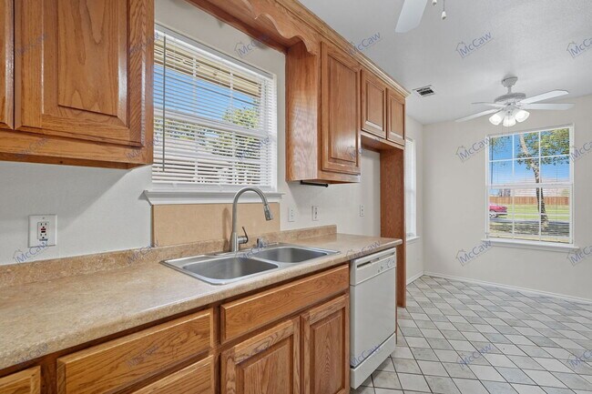 Building Photo - 509 W Cedar St