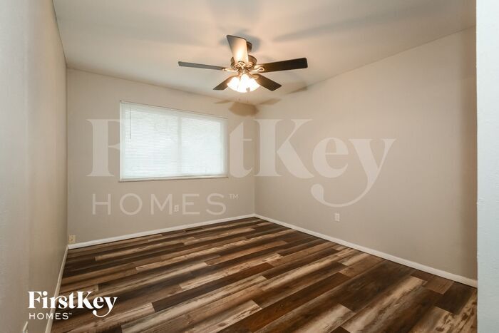Building Photo - 846 Vlg Mdw Dr