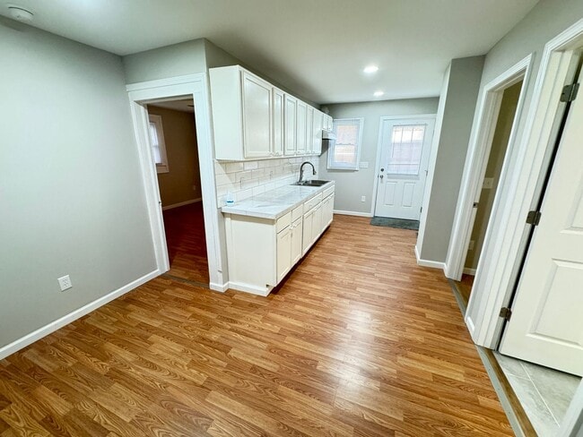 Building Photo - Fully Renovated 3bd/2ba House on Private L...