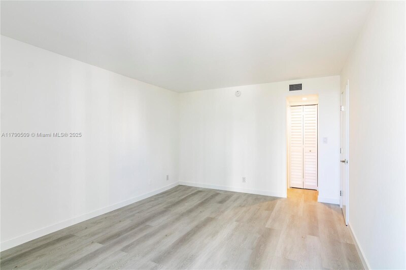 Building Photo - 100 Bayview Dr