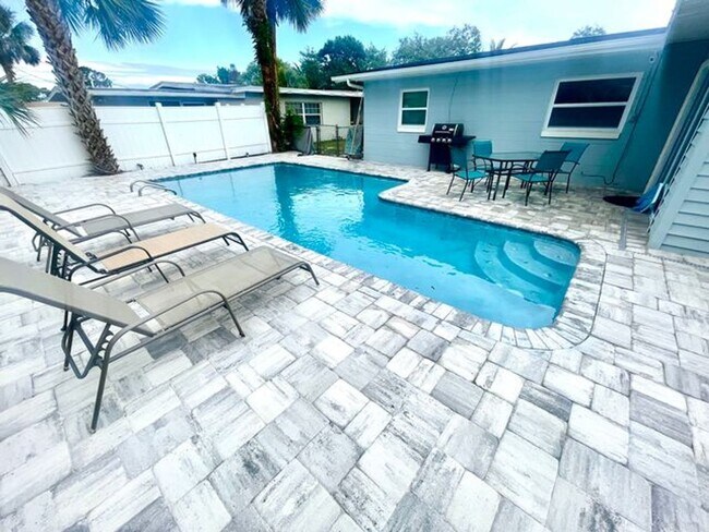 Building Photo - Spacious 4-bedroom 2-bathroom pool home