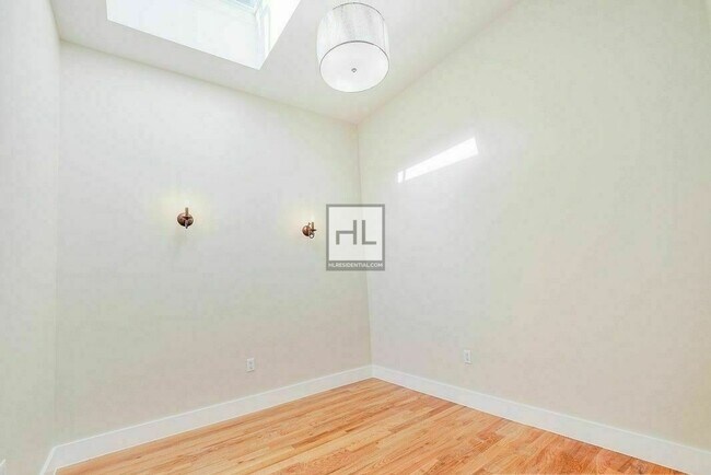 Building Photo - 146 EVERGREEN AVENUE 3B