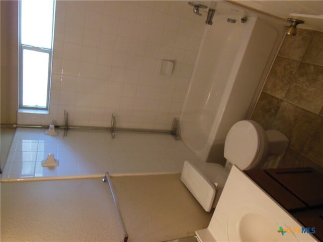 Building Photo - 391 Oakcrest Dr