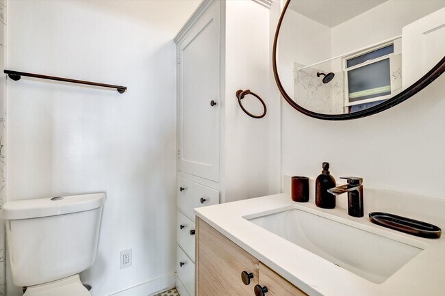 Building Photo - Furnished 3-Bedroom Apartment for 5 – Shar...