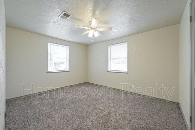 Building Photo - 2124 S Sunnylane Rd