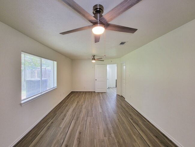 Building Photo - This fully renovated 3-bedroom, 2-bath home features a modern kitchen, large master suite with a ...