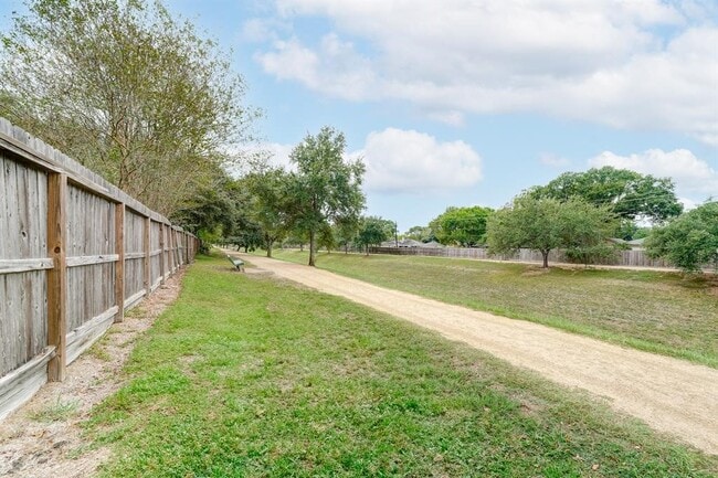 Building Photo - 1606 Crystal Hills Dr
