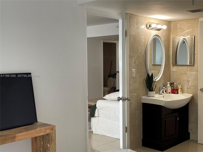 Building Photo - 6820 Indian Creek Dr