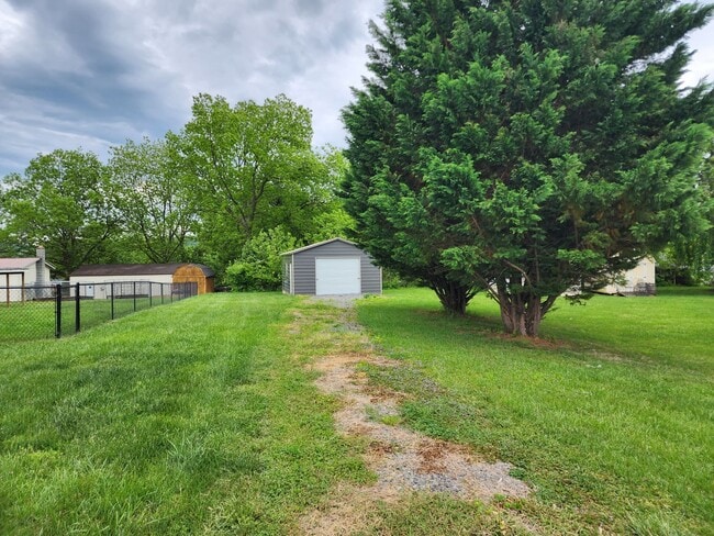 Building Photo - 3 Bed 1 bath Home Mount Airy