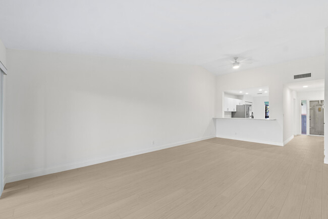 Building Photo - 5054 Golfview Ct