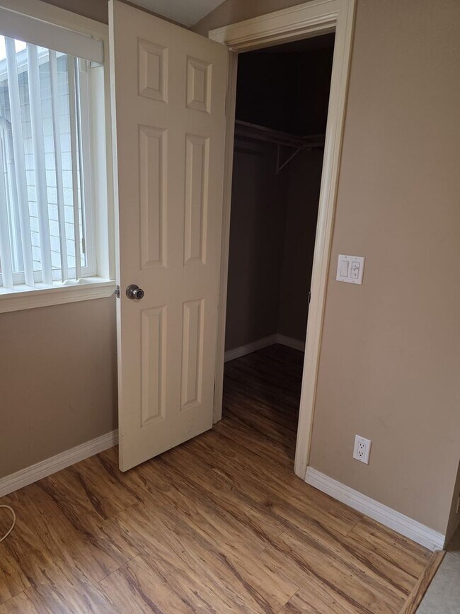 Building Photo - 2072