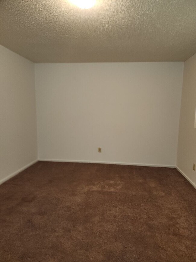 Building Photo - 1-bedroom 1 bath Ground Level Apartment