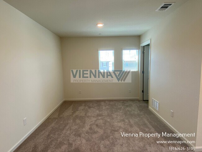 Building Photo - 700 Lincolnshire Cir