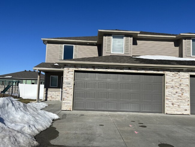 Building Photo - Newer 3-Bed Townhome in NW Columbus, attached double car garage and private back yard!