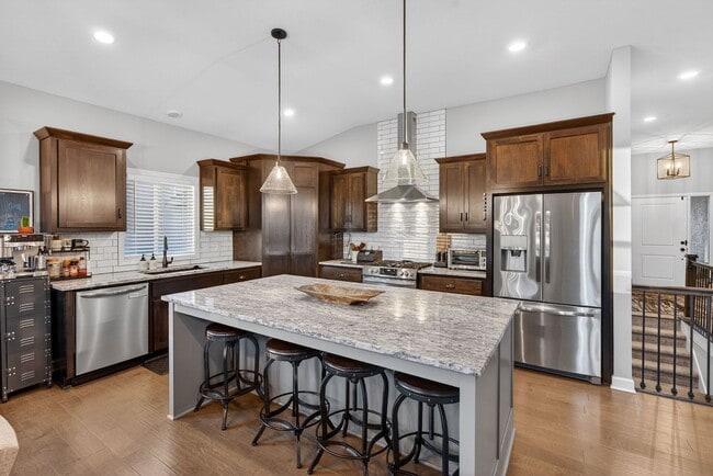 Building Photo - 4 Bed 3 Bath Home | Finished Basement, 2nd Kitchen, Private Backyard | Lee’s Summit