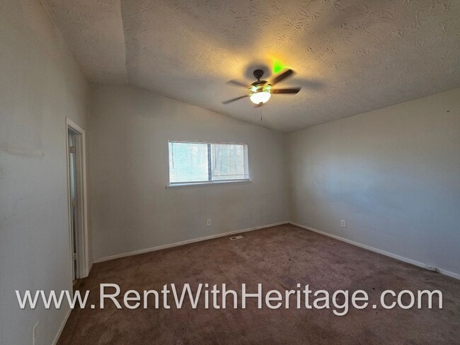 Building Photo - Amazing 3 Bedroom/ 2 Bath Home / Spacious Livingroom /  Flex Room / 1/2 Acre / Fenced Yard / Grea...