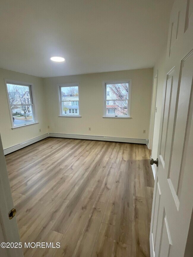 Building Photo - 351 John St