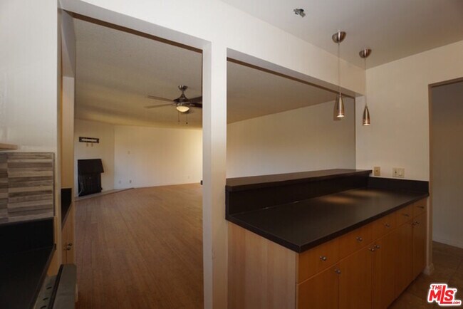 Building Photo - 1033 6th St