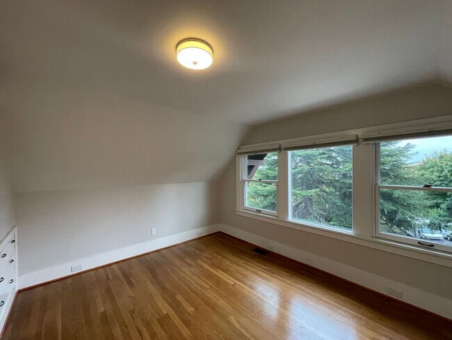 Building Photo - Elegant 4BR 2.5Bath Home with Fenced Yard & Garage Across from Seattle Prep**one month FREE rent**