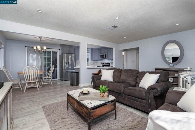 Building Photo - Clean/Remodeled 3 Bedroom 2 Bath with Large  Lot