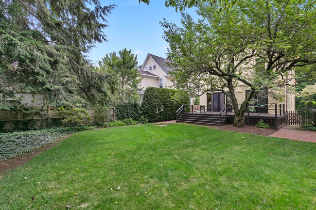 Building Photo - 266 Everit St