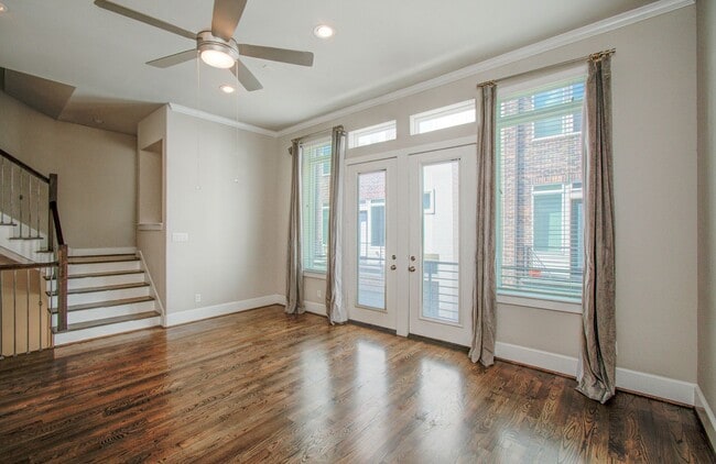 Building Photo - Beautiful 3-story House In the Heart of Ho...
